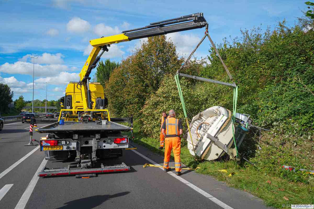 Boottrailer raakt los van auto op N46 bij Groningen