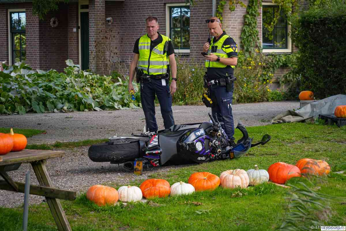 Motorrijder belandt tussen pompoenen na aanrijding in Den Horn