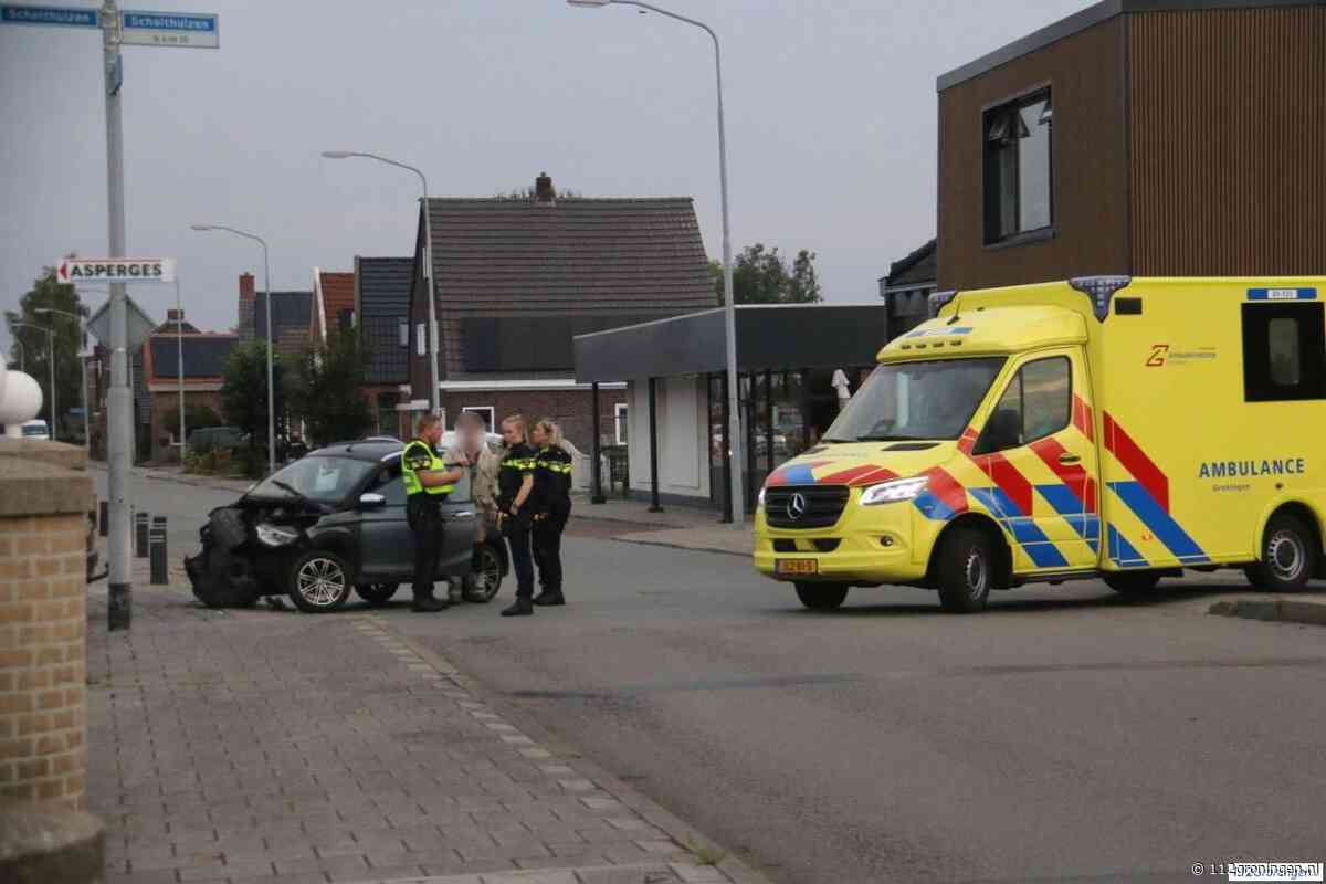 Auto en brommobiel botsen op kruising in Veendam