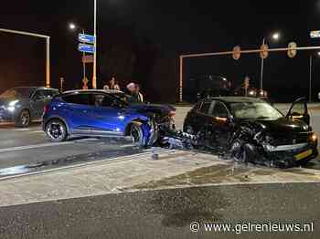 Twee auto’s total loss na harde botsing op kruising