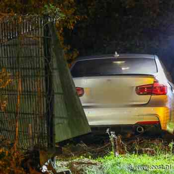 Automobilist schiet van weg en belandt in dierenverblijf
