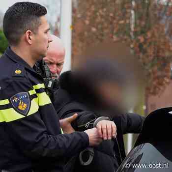 Bekende drugsdealer lijkt niets bij zich te hebben, tot agenten hem fouilleren