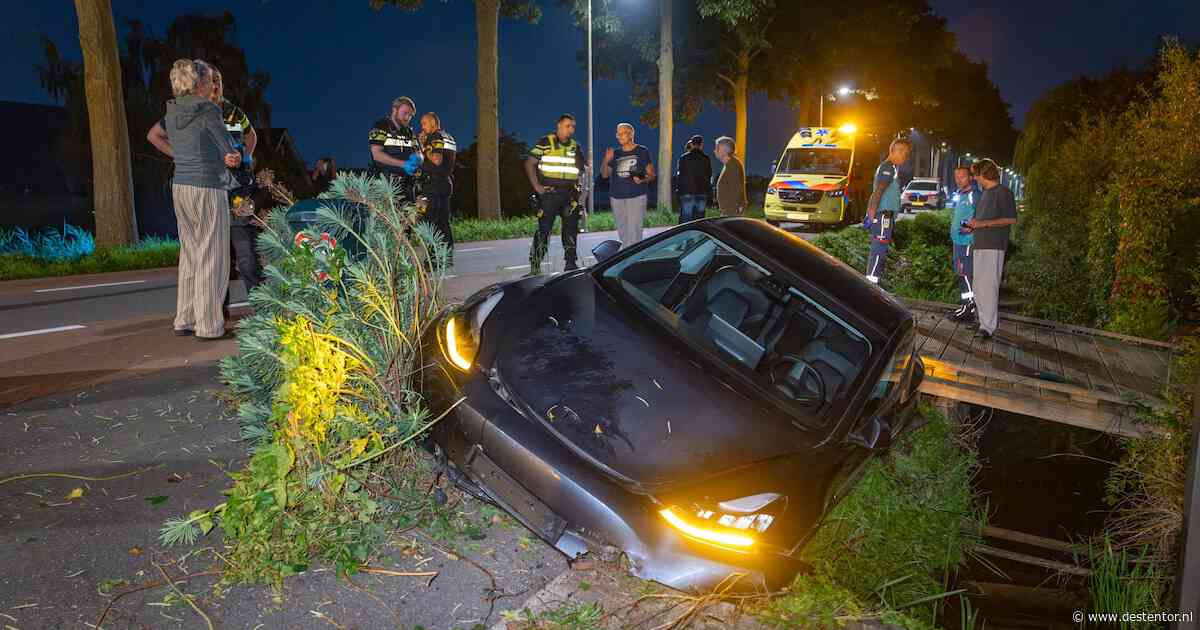 Auto belandt deels in sloot langs Osdorperweg in Amsterdam, bestuurder aangehouden