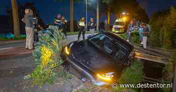 Auto belandt deels in sloot langs Osdorperweg in Amsterdam, bestuurder aangehouden