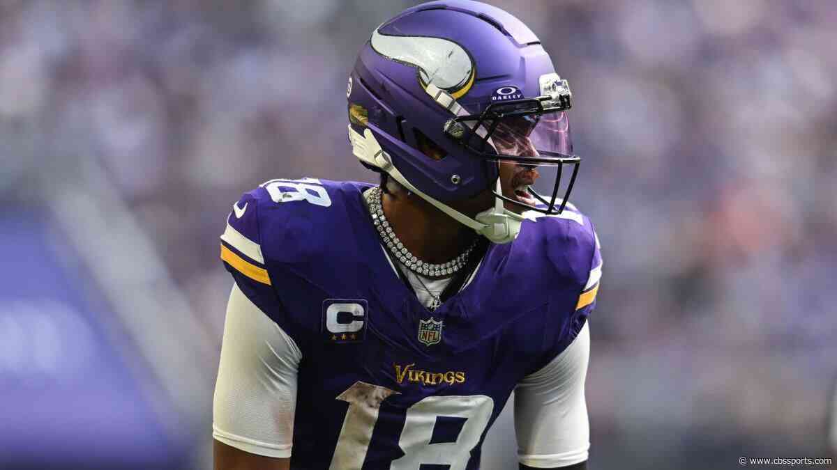 Vikings' Justin Jefferson questionable to return vs. Buccaneers with a knee injury