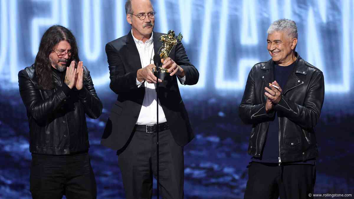 Nirvana Accept MTV Video Vanguard Award — Without a Performance