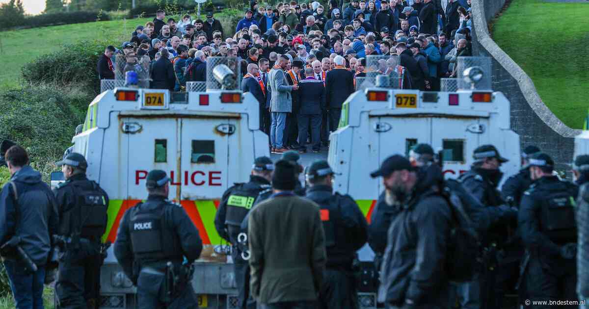 Demonstranten verlaten straat omstreden Oranjemars Noord-Ierland