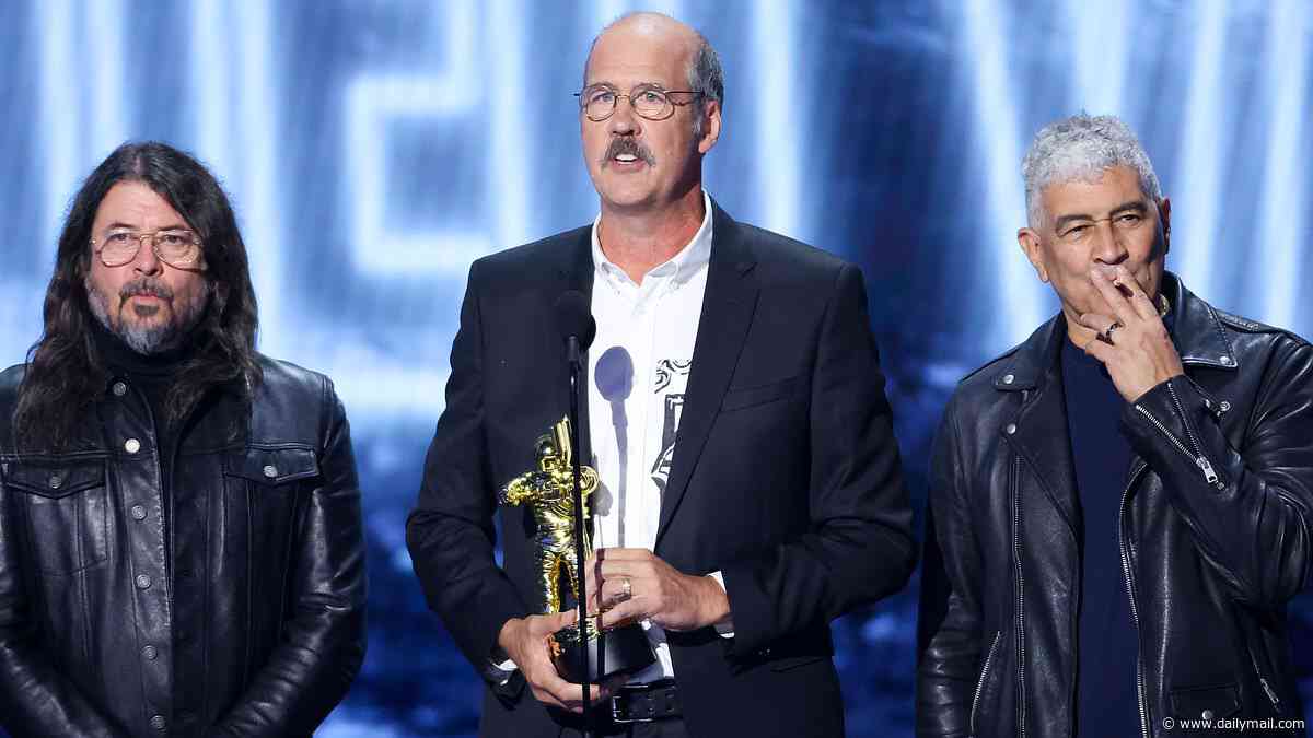 Nirvana members pay tribute to visionary frontman Kurt Cobain as they're honored at 2026 MTV VMAs… as rocker lights up a CIGARETTE on stage