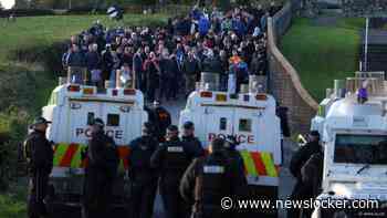 Demonstranten verlaten straat omstreden Oranjemars Noord-Ierland