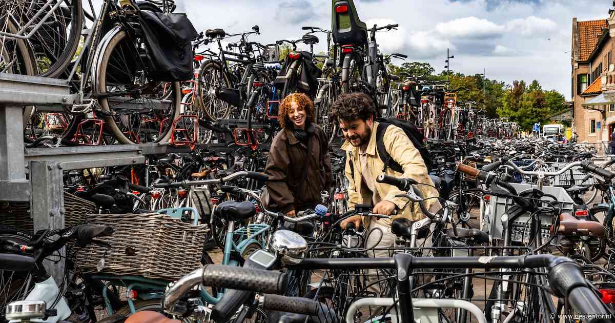 Ergernis over fietsenchaos bij Deventer station (en wat doen de mannen in gele hesjes eigenlijk?)
