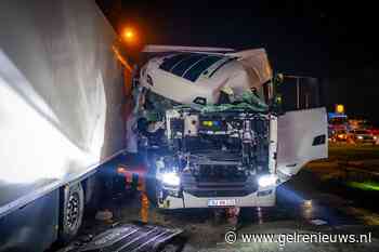 Rijdende vrachtwagen knalt op geparkeerde truck