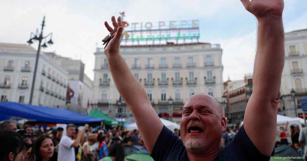 Demonstranten kamperen voor tweede nacht op rij massaal in centrum Madrid na uithuisplaatsing bejaarde vrouw