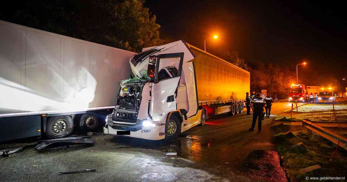 Vrachtwagenchauffeur botst tegen geparkeerde trailer en rijdt eigen cabine in de prak