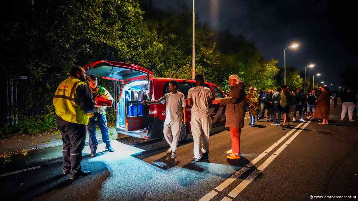 Brand in azc Eindhoven: 200 bewoners staan op straat, ambulance ter plekke