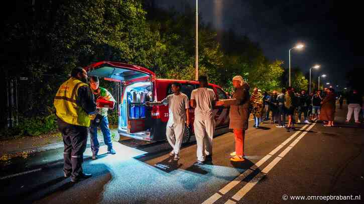 Brand in azc Eindhoven: 200 bewoners staan op straat, ambulance ter plekke