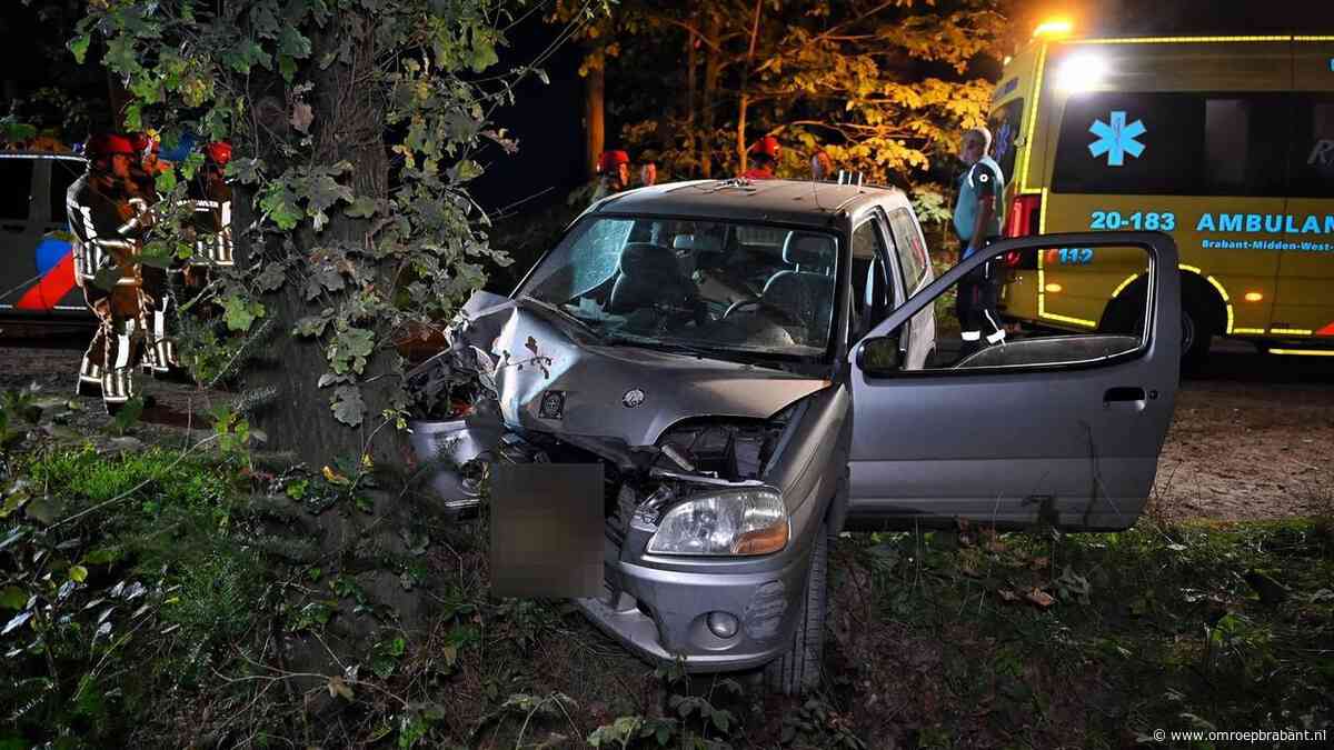 Voorbijgangers vinden gecrashte auto op zandpad, bestuurder zat er nog in
