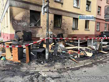 Ludwigshafen – Großer Sperrmüllbrand in der Kaiser-Wilhelm-Straße: Fenster bersten, Bewohnerin aus Wohnung gerettet