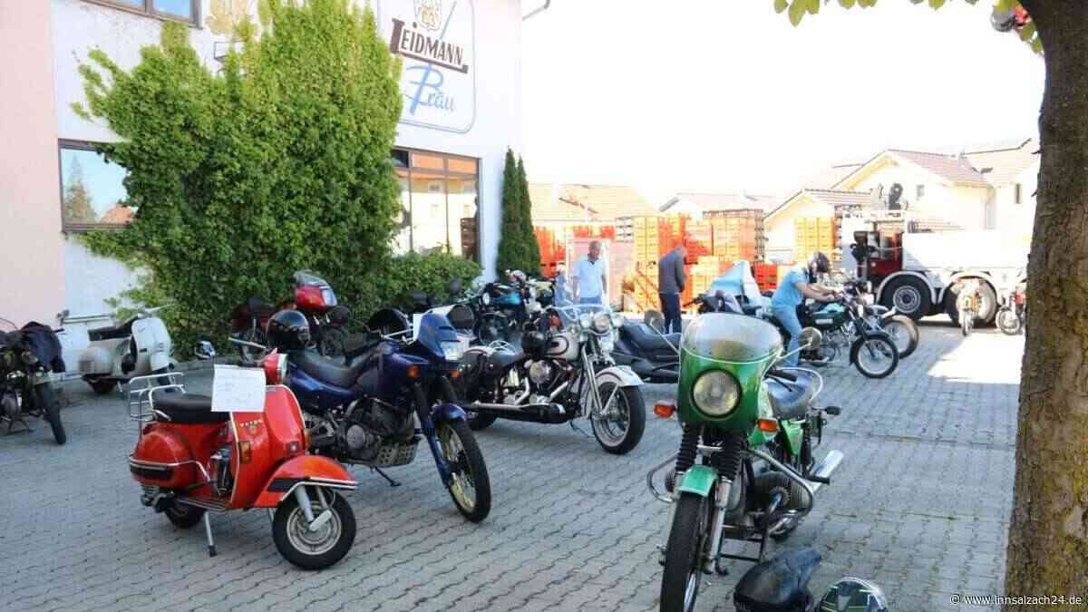 Spektakulär: Traktor schwebt in 20 Metern Höhe beim Oldtimer-Treffen in Unterneukirchen