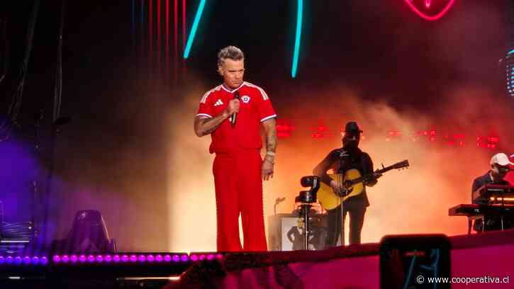 Robbie Williams se puso la camiseta por el entretenimiento en su regreso a Chile