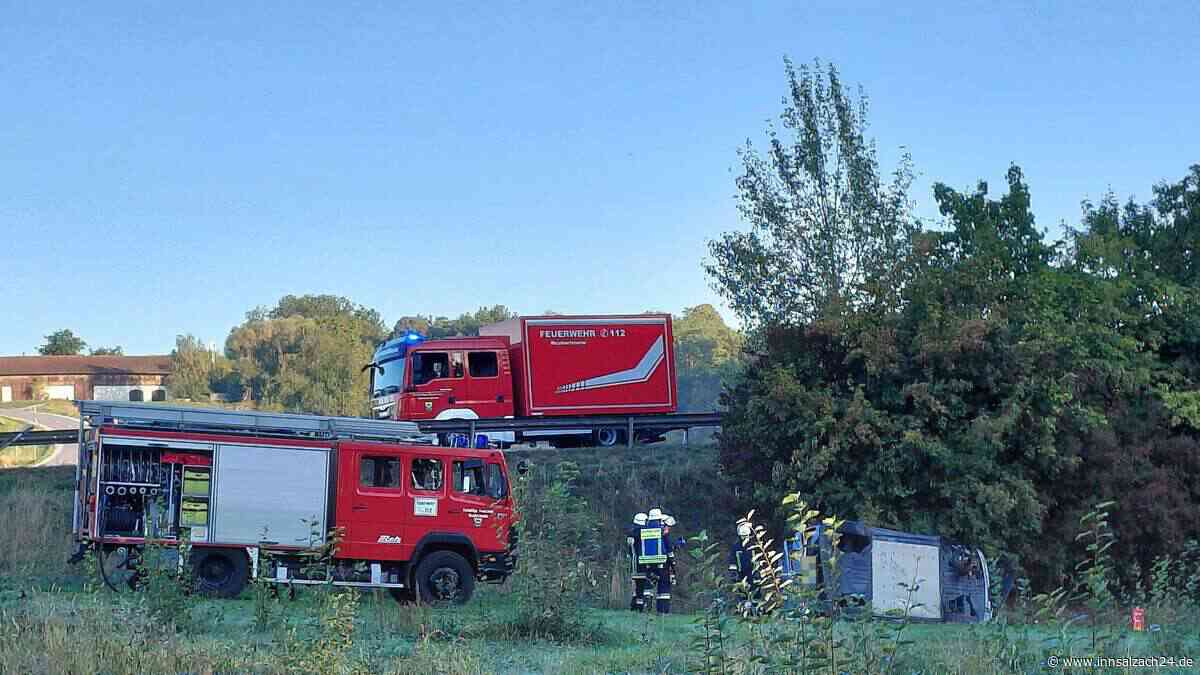 Lkw missachtet offenbar Vorfahrt beim Einbiegen auf B12 bei Reichertsheim und kracht in VW