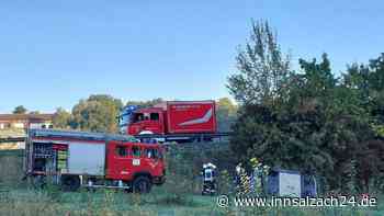 Lkw missachtet offenbar Vorfahrt beim Einbiegen auf B12 bei Reichertsheim und kracht in VW