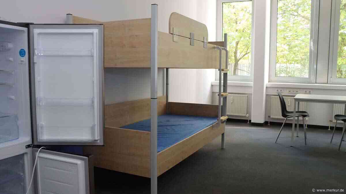 Einst umstritten, jetzt bewohnt: 93 Bewohner im neuen Übergangswohnheim in Ismaning – Ein Besuch