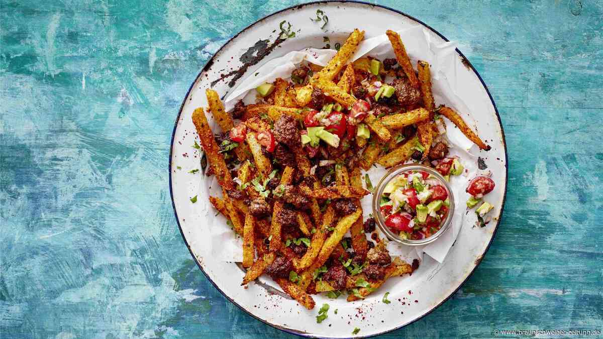 Unverschämt gute Veggie-Pommes mit Hack-Topping