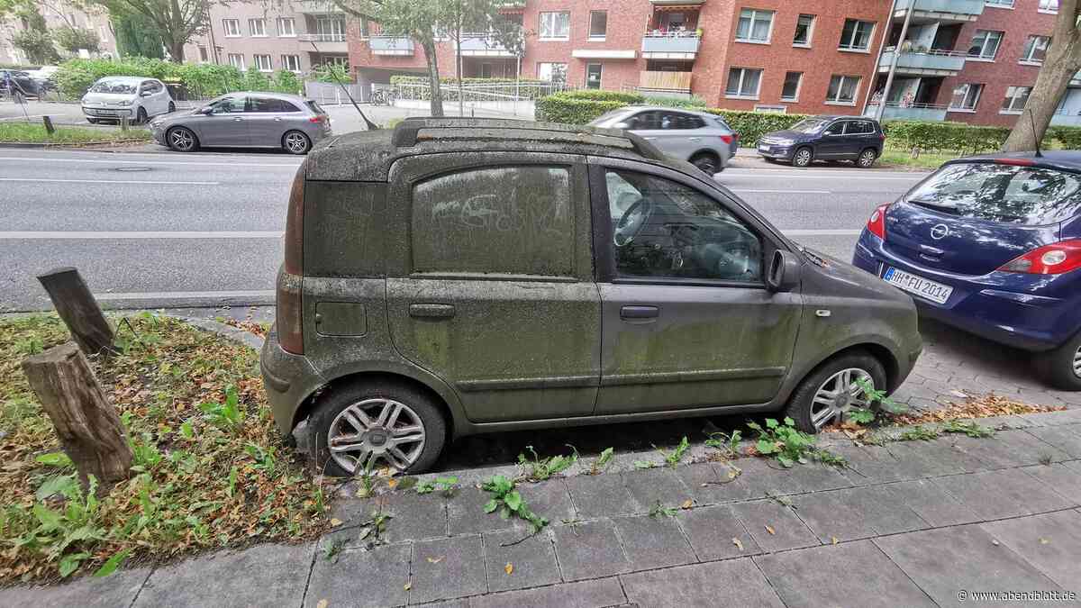Jetzt greift das Bezirksamt ein: Schrottauto blockiert seit zwei Jahren Stellplatz