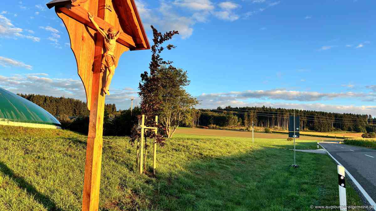 Was hat es mit dem neuen Holzkreuz am Wegesrand bei Osterberg auf sich?