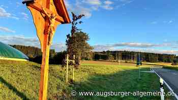 Was hat es mit dem neuen Holzkreuz am Wegesrand bei Osterberg auf sich?
