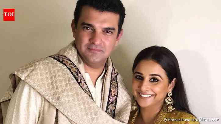 Vidya Balan shares an affectionate KISS with hubby Sidharth Roy Kapur at the airport