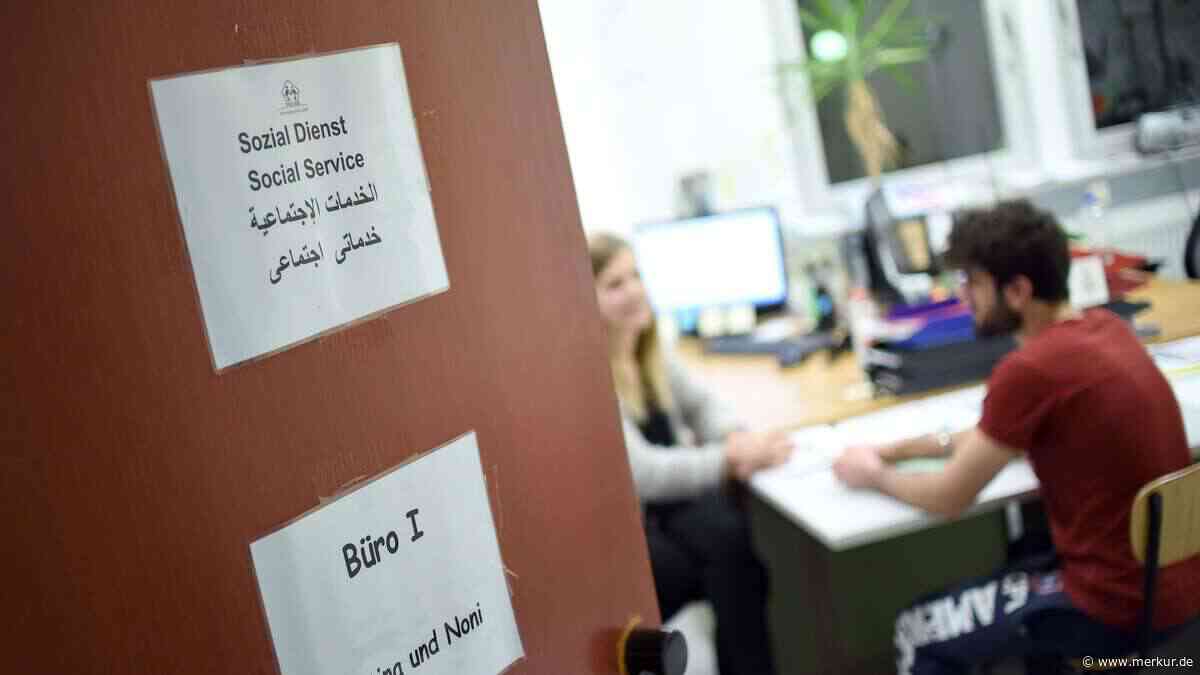 Mehr als die Hälfte der Beraterstellen fällt weg: Landkreis München droht massive Kürzung bei Flüchtlingsberatung