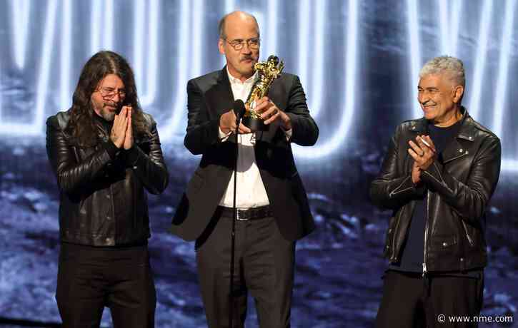 Watch Nirvana accept Video Vanguard Award at MTV VMAs: “The ideas for those videos all grew out of the vision of one of the greatest artists of all time – Kurt Cobain”