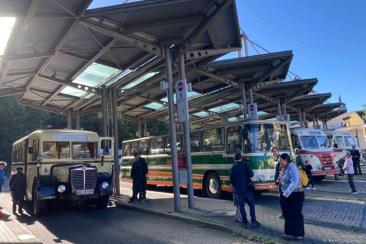 120 Jahre Omnibus in Mittelsachsen: Auf Zeitreise mit historischen Fahrzeugen und Theater