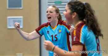Aanvoerster Marlous (35) volleybalt bij Aetos met  meiden van 16 en 17: ‘Ons team is heel erg aan het groeien’