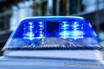 Auto landet in Plauen im Straßenbahn-Gleisbett