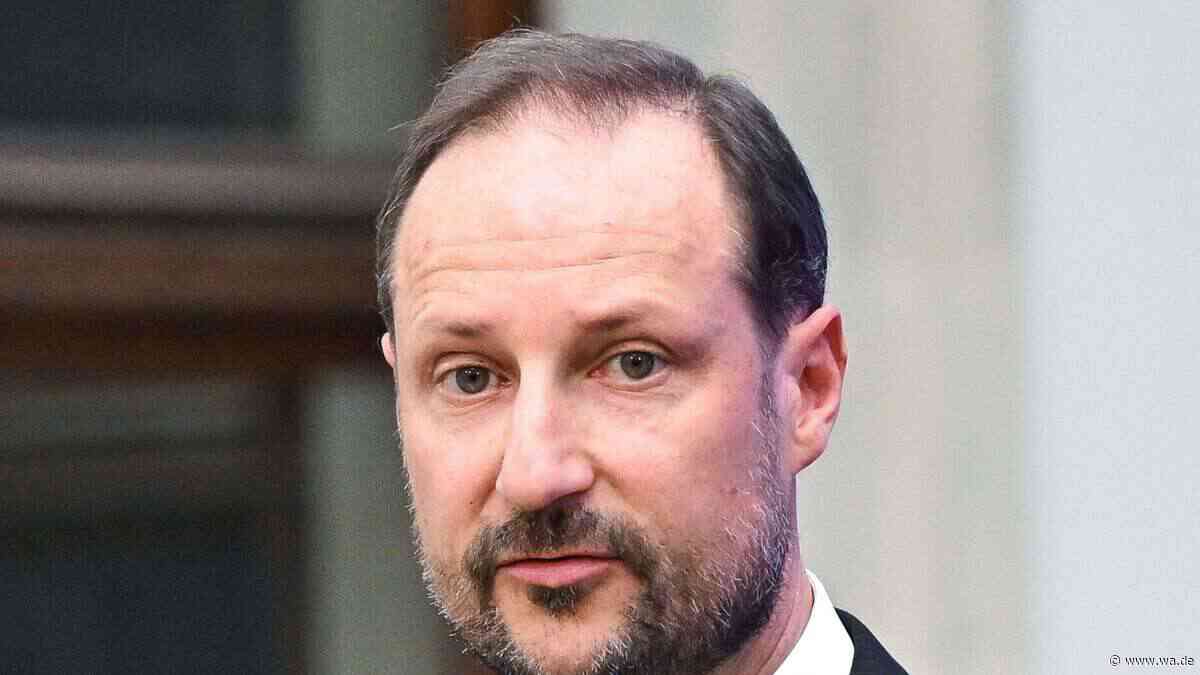 König am Kühlregal: Haakon VIII. überrascht Kunden bei Supermarkt-Einkauf in Rødberg