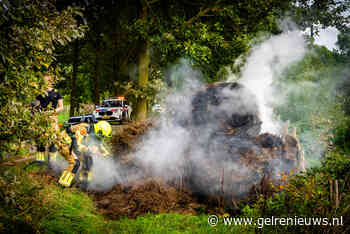 Brandweer blust brandende hooibalen