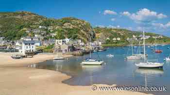 Beautiful Welsh seaside town where almost all pubs and cafes are independent