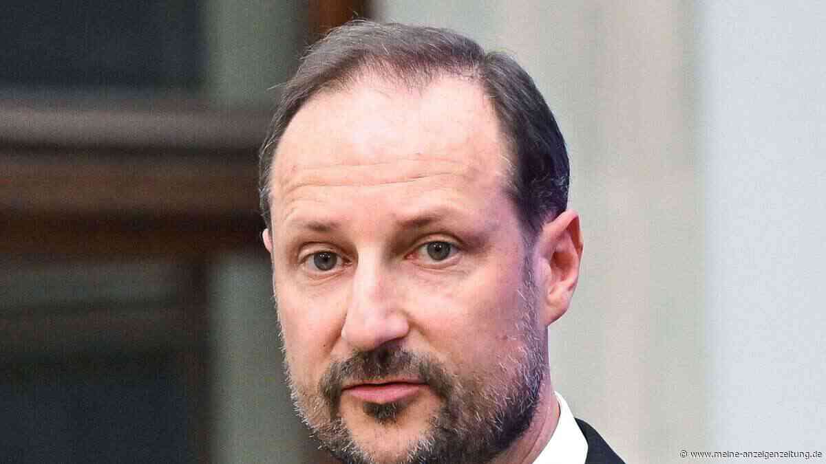 König am Kühlregal: Haakon VIII. überrascht Kunden bei Supermarkt-Einkauf in Rødberg