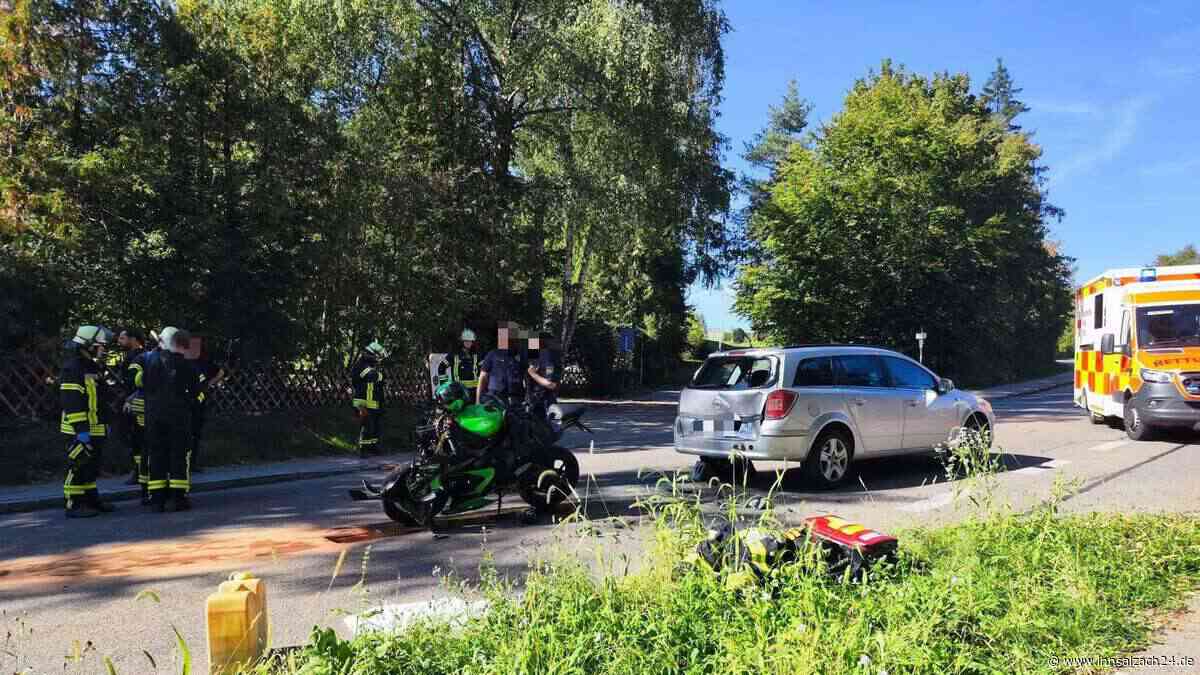 Motorrad fährt in Garching an der Alz auf Auto auf – Biker (29) verletzt