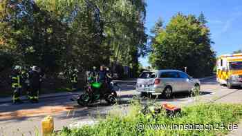 Motorrad fährt in Garching an der Alz auf Auto auf – Biker (29) verletzt