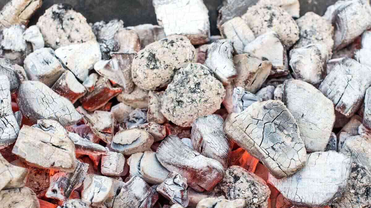 Verpuffung an Holzkohlegrill: Vater (41) und Sohn (10) auf Kirwa in Bayern schwer verletzt