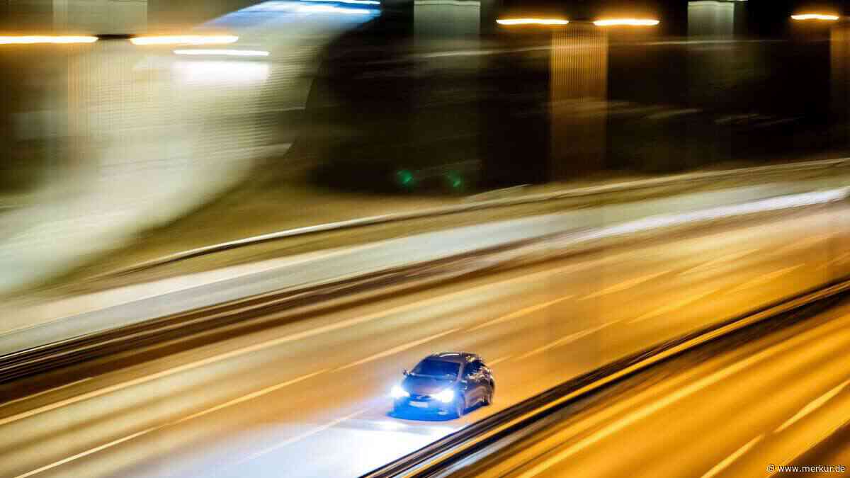 Tiroler Tourist irrt mit 1,9 Promille in Tracht auf der Autobahn umher