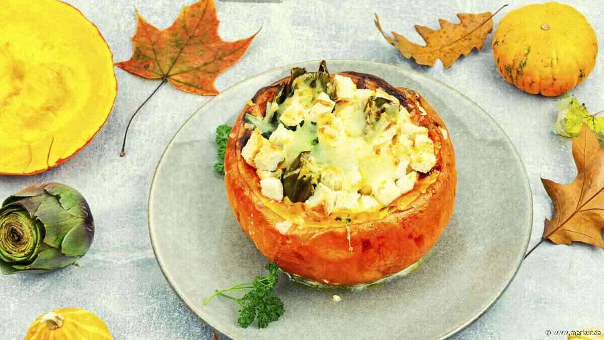 Gefüllter Kürbis mit Spinat und Feta: So gelingt das perfekte Herbst-Ofengericht ganz einfach