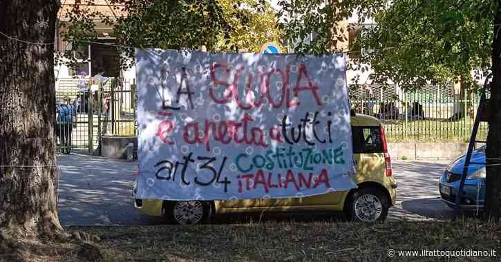 “La scuola è aperta a tutti”: lo striscione affisso a Pinerolo e rimosso dai Carabinieri è tornato dov’era