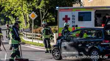 Unfall in Seeon am Morgen: Auto prallt in Anhänger – Mann (28) leicht verletzt