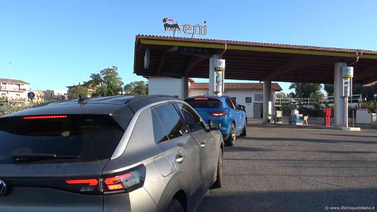 Tetto Eni ai carburanti: automobili in coda e distributori esauriti in diverse città