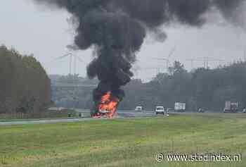 Felle brand op de A6: kleine vrachtwagen volledig in vlammen opgegaan
