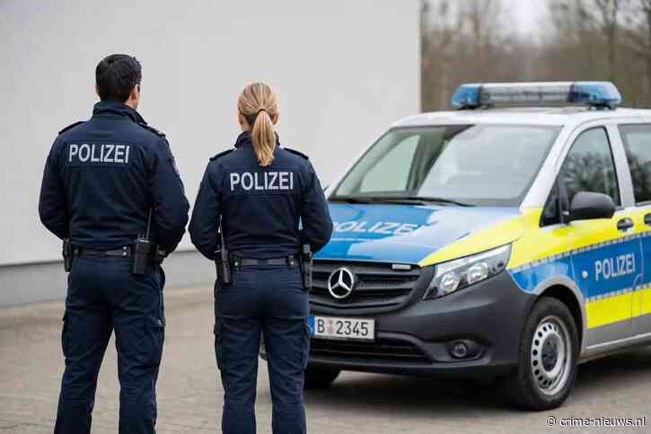 Duitser rijdt eigen vrouw dood tijdens inparkeren en ramt daarna meerdere auto’s